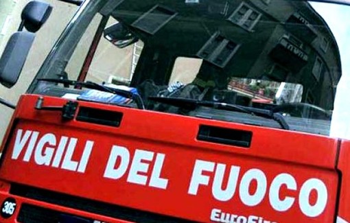 Mondovì, palo nei pressi della stazione sfiamma e incendia sterpaglie Mondovì, palo nei pressi della stazione sfiamma e incendia sterpaglie