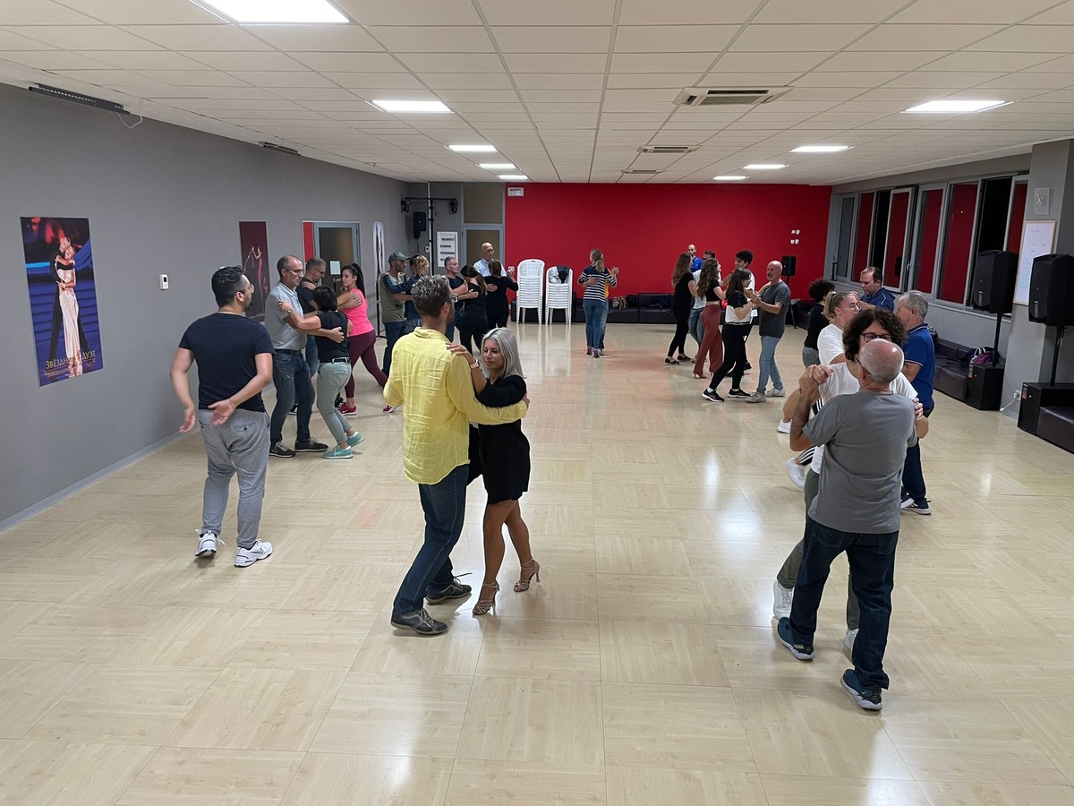 Il ritmo contagioso dell’Imperial Dance ha richiamato oltre 350 persone alla settimana di prove gratuite Il ritmo contagioso dell’Imperial Dance ha richiamato oltre 350 persone alla settimana di prove gratuite