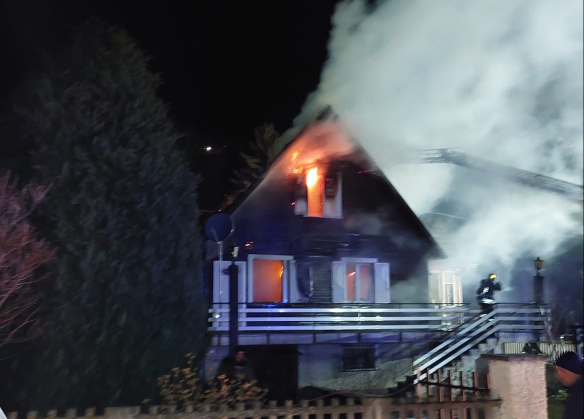 Lasciano il camino acceso e vanno al ristorante per il cenone: casa va a fuoco a Valdieri Lasciano il camino acceso e vanno al ristorante per il cenone: casa va a fuoco a Valdieri