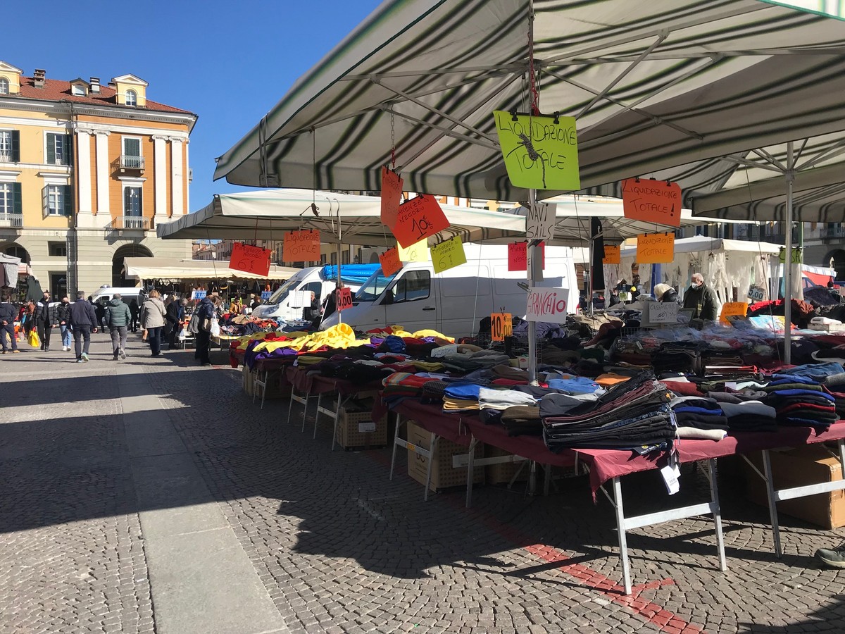 Cuneo, la Straconi sfratta il mercato: banchetti in via Roma Cuneo, la Straconi sfratta il mercato: banchetti in via Roma