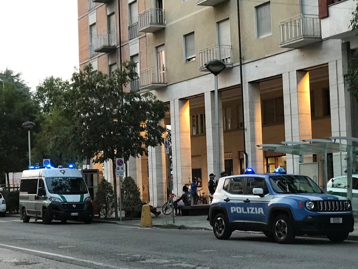 Mostra i genitali e oltraggia gli agenti: notificato Daspo Urbano a Cuneo Mostra i genitali e oltraggia gli agenti: notificato Daspo Urbano a Cuneo
