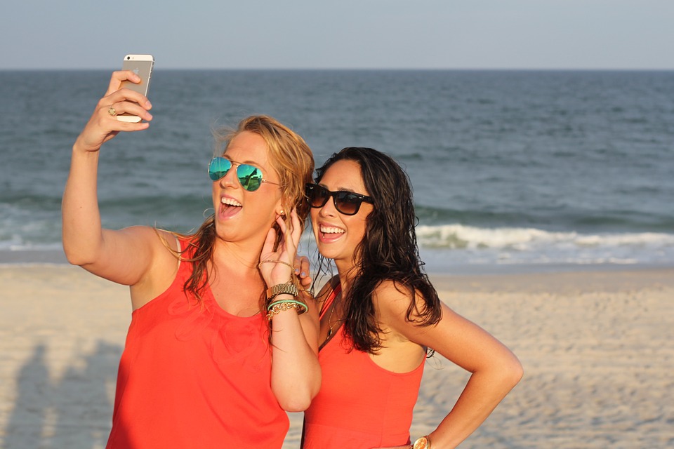 Il 21 giugno è la Giornata mondiale dei Selfie, storia e perché ci piace tanto Il 21 giugno è la Giornata mondiale dei Selfie, storia e perché ci piace tanto