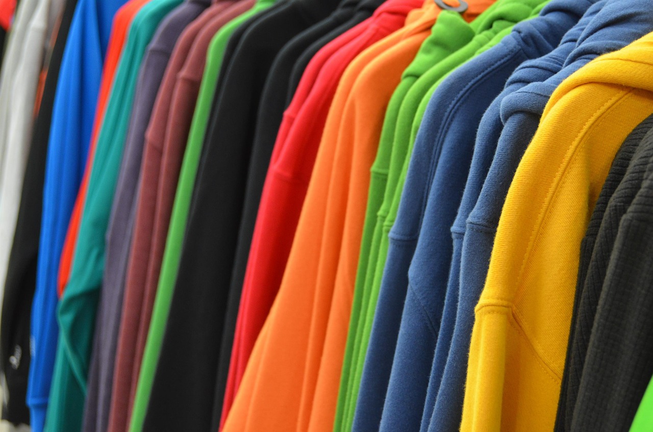 Tendenze moda: nel 2021, per le felpe c'è la svolta elegante - Targatocn.it