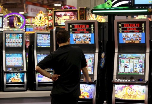 Gioco d’azzardo patologico, la provincia di Cuneo spende un miliardo di euro all'anno. “Si deve porre un freno” Gioco d’azzardo patologico, la provincia di Cuneo spende un miliardo di euro all'anno. “Si deve porre un freno”