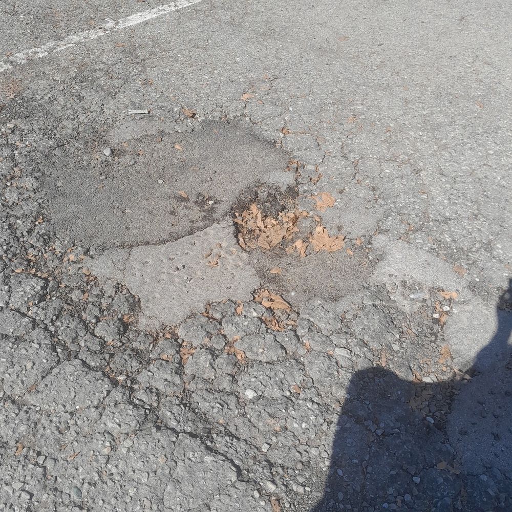 Il degrado di piazza Martiri della Libertà: buche, segnaletica invisibile e uno Sferisterio che fa discutere Il degrado di piazza Martiri della Libertà: buche, segnaletica invisibile e uno Sferisterio che fa discutere