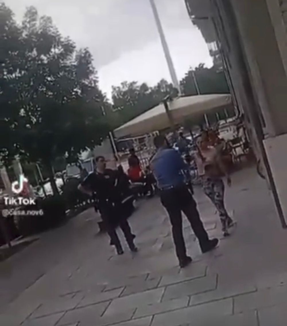 Urla e si scaglia contri i carabinieri che usano il taser in corso Giolitti a Cuneo: il video diventa un caso politico [VIDEO]