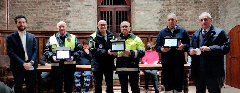 Le celebrazioni dei 25 anni del gruppo di Protezione Civile con Franco Sampò al centro Le celebrazioni dei 25 anni del gruppo di Protezione Civile con Franco Sampò al centro
