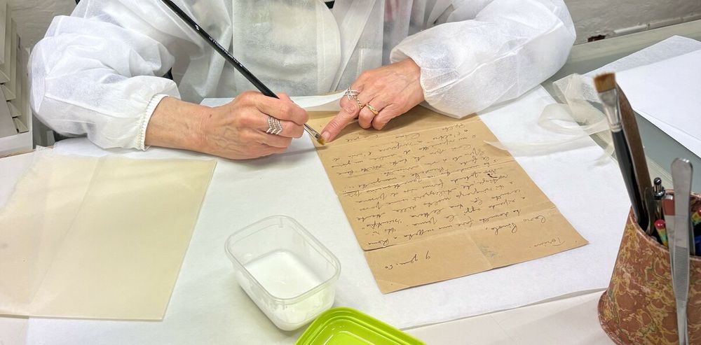 La lettera in fase di restauro La lettera in fase di restauro