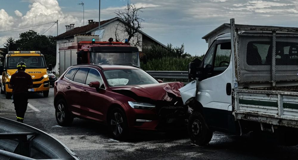 Fossano: frontale tra due mezzi all'ingresso della tangenziale, una donna in ospedale per accertamenti Fossano: frontale tra due mezzi all'ingresso della tangenziale, una donna in ospedale per accertamenti