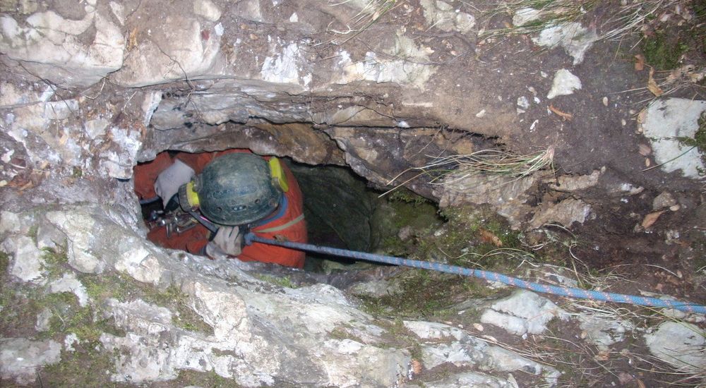 L'ingresso della grotta in un'immagine del portale Catasto Grotte Piemonte (https://catastogrotte-piemonte.net/) L'ingresso della grotta in un'immagine del portale Catasto Grotte Piemonte (https://catastogrotte-piemonte.net/)