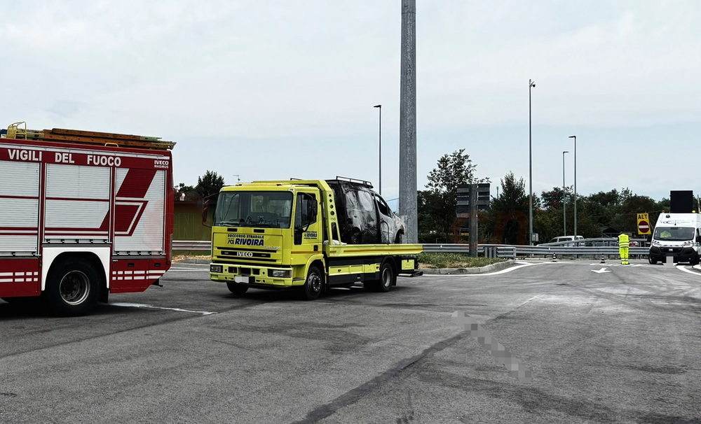 Ancora un mezzo a fuoco sull’autostrada Torino-Savona [FOTO]