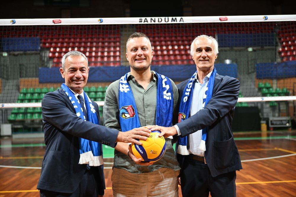 Il presidente di Cuneo Volley Gabriele Costamagna tra il n.1 di Acqua Sant'Anna Fabrizio Bertone (a sx.) e l'AD dell'azienda Luca Cheri