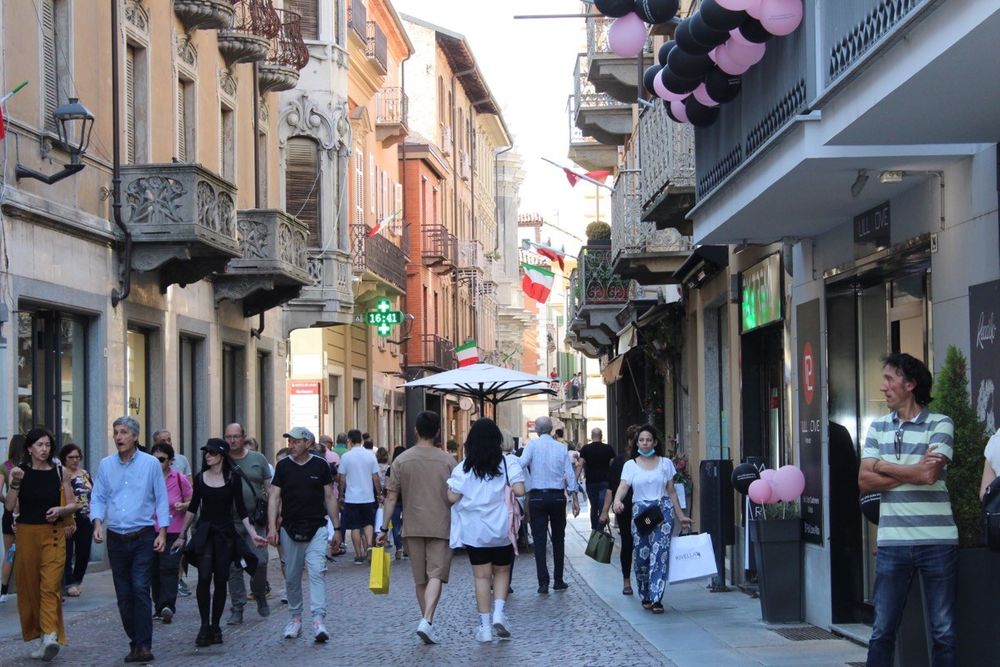 Uno scorcio di via Maestra ad Alba