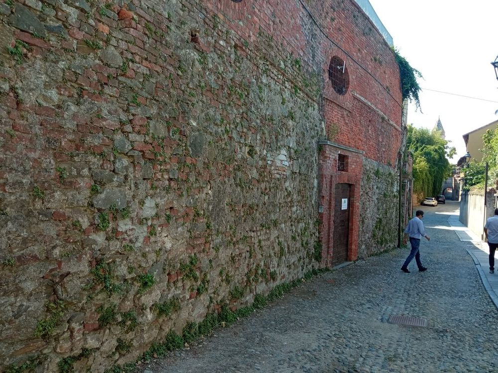 L'esterno del vascone di via Tapparelli