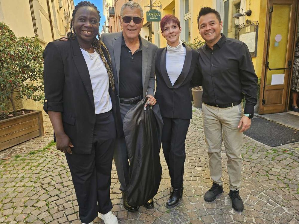 George Clooney con il personale dell'Hotel Lovera Palace