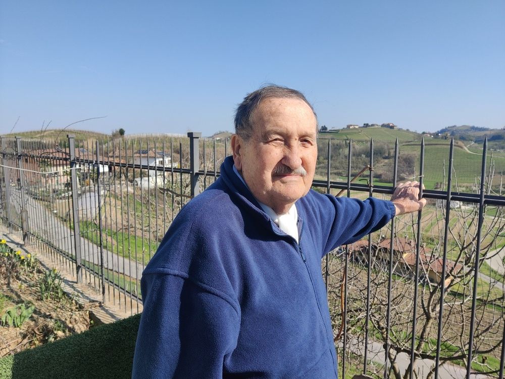 Aldo Batti, il cantore del Roero: “Assomiglio alla mia terra: siamo gente che lavora tanto, ma sa anche far festa” Aldo Batti, il cantore del Roero: “Assomiglio alla mia terra: siamo gente che lavora tanto, ma sa anche far festa”