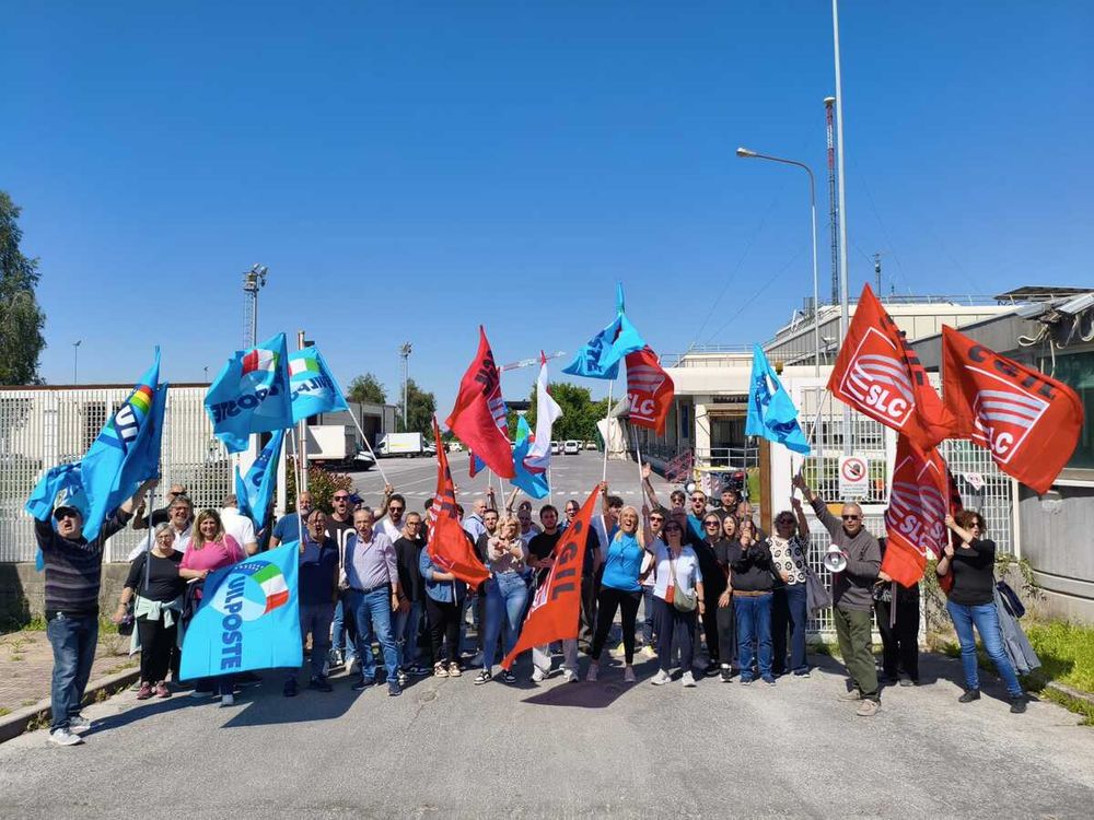 Cuneo, sit-in della UilPost davanti a Poste Italiane: “Trasformare i part-time in full time” Cuneo, sit-in della UilPost davanti a Poste Italiane: “Trasformare i part-time in full time”