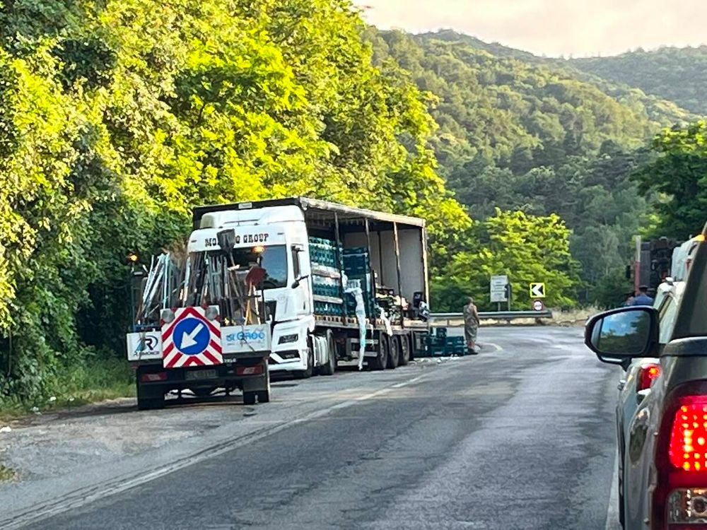 Ceva-Nucetto, autoarticolato perde il carico sulla statale 28: traffico in tilt