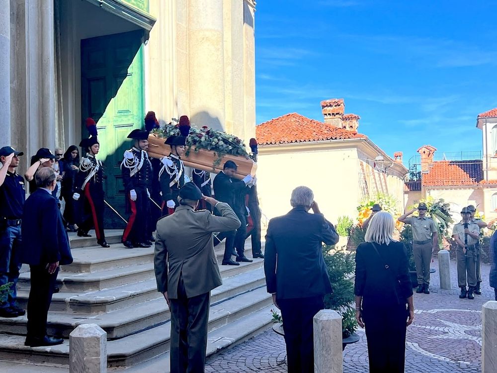 L'uscita del feretro dalla cattedrale