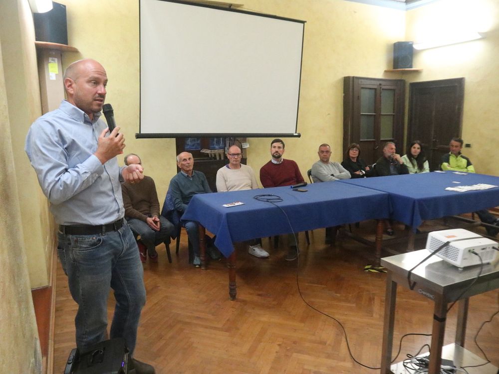 Nelle foto alcuni momenti della serata tenuta nel salone della biblioteca civica