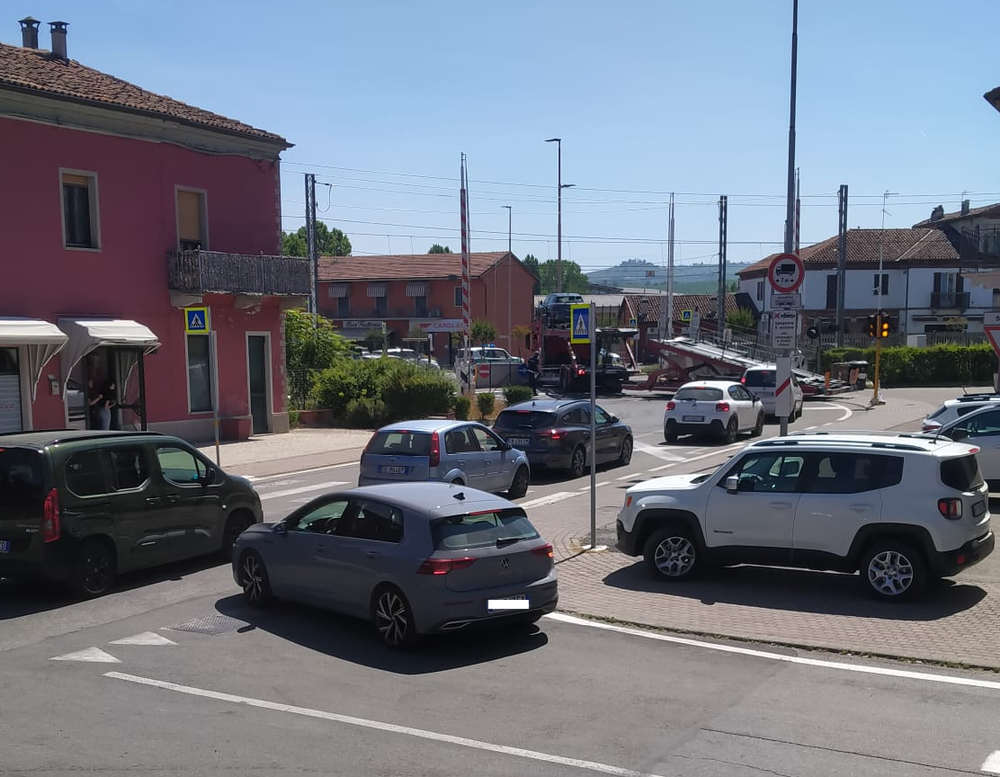 Ad Alba l’appello di corso Bra: "Un intero quartiere è ormai ostaggio dei passaggi a livello" Ad Alba l’appello di corso Bra: "Un intero quartiere è ormai ostaggio dei passaggi a livello"