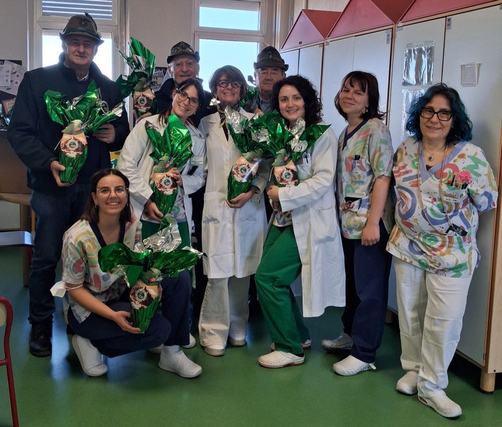 Savigliano, gli Alpini portano le uova di Pasqua ai bambini della Pediatria