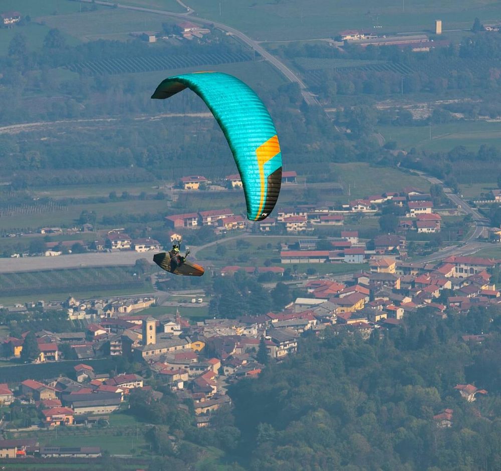 Un parapendio nei cieli della valle Po
