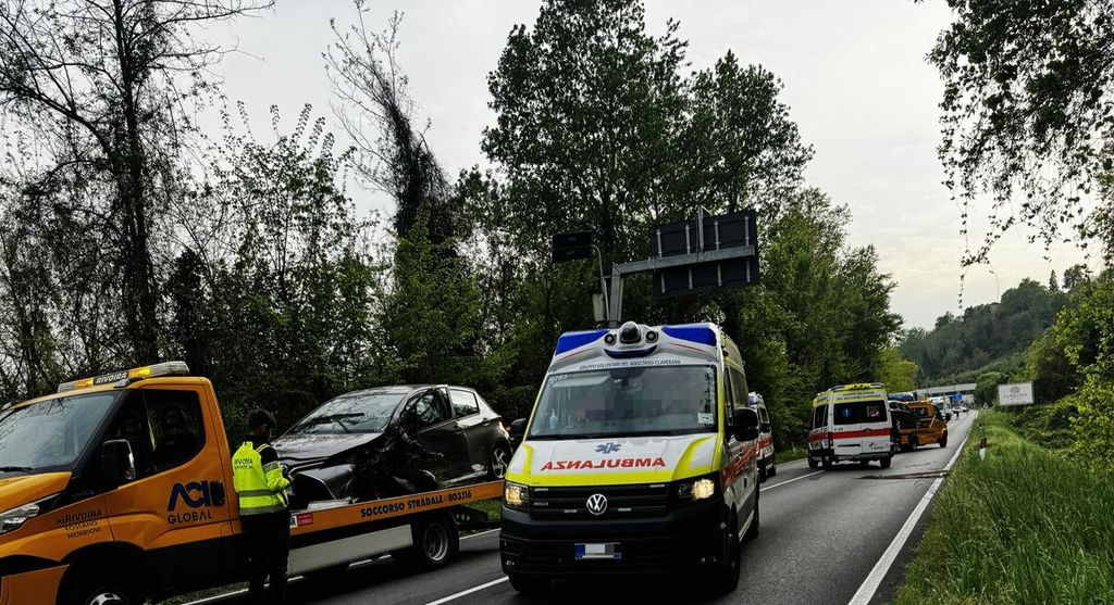 Scontro tra tre auto sulla Provinciale 12 a Carrù: traffico rallentato ...