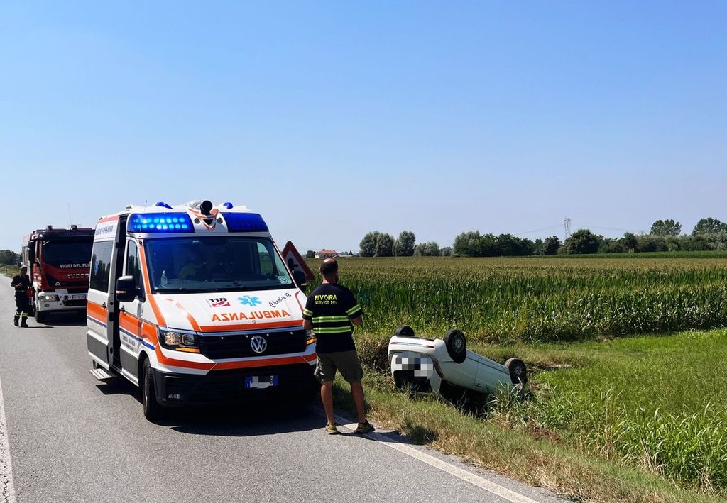 Auto esce di strada e si cappotta lungo la Strada Reale a Fossano ...