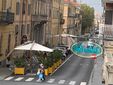 Il forte vento ha portato via degli ombrelloni dai dehor dei bar di Cuneo Il forte vento ha portato via degli ombrelloni dai dehor dei bar di Cuneo