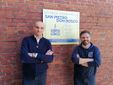 La targa di intitolazione dell'oratorio tra il parroco don Paolo Paolo Perolini e Gianluca Dho, direttore del Centro di formazione salesiano (Cnos-Fap) di Savigliano