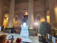 La statua di ghiaccio davanti al Duomo di Cuneo