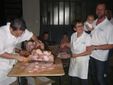 Il taglio della porchetta durante la festa alla Cappella di San Giovanni