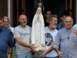 Maurizio e Carlo con la statua delle Madonna di Fatima assieme a don Stefano Aragno (a destra) responsabile della Comunità Cenacolo Maurizio e Carlo con la statua delle Madonna di Fatima assieme a don Stefano Aragno (a destra) responsabile della Comunità Cenacolo