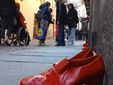 Saluzzo, flash mob con scarpe rosse martedì 25 novembre 2025