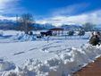 Il suggestivo panorama dei terreni dell'azienda coperti di neve