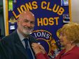 Il presidente del Lions Club Bra Host, Armando Verrua, premiato dal past governatore Elena Saglietti (Foto G. Berrino)