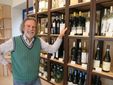 Biestro con alcune etichette di vini bianchi