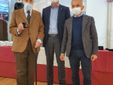 Il presidente Domenico Sacchetto, insieme all’assessore all’Agricoltura Marco Protopapa, consegna la spilla al socio fondatore Silvano Boretto