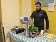 La pesatura dell'insalata da vendere