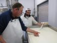 Gianni e il dipendente Fabrizio con il latte di capra in lavorazione