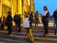 Cartelli di partecipanti al contro evento in Duomo organizzato dalla Comunità Papa Giovanni XXIII