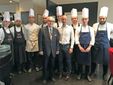 La brigata del ristorante Marchesino Alla Scala con il maestro Gualtiero Marchesi al centro e lo chef premiato Enrico Crippa