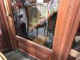 La porta vetri spaccata al bar Arione