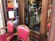 La porta vetri spaccata al bar Arione