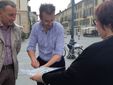 Saluzzo, Enrico Falda e Gianfranco Sorasio con il simbolico assegno della cifra che contribuirà alla pulizia della statua di Silvio Pellico