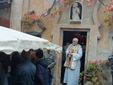 Saluzzo, padre Giuliano Selti  davanti alla cappella della proprietà