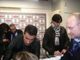 I due campioni intenti a firmare autografi I due campioni intenti a firmare autografi