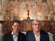 Franco Giletta e Vittorio Sgarbi ad Elva nell'antica parrocchiale davanti all'affresco di Hans Clemer