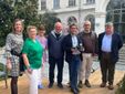 Il presidente del Rotary Saluzzo, Luigi fFassino consegna il tritapillole alla Residenza Tapparelli